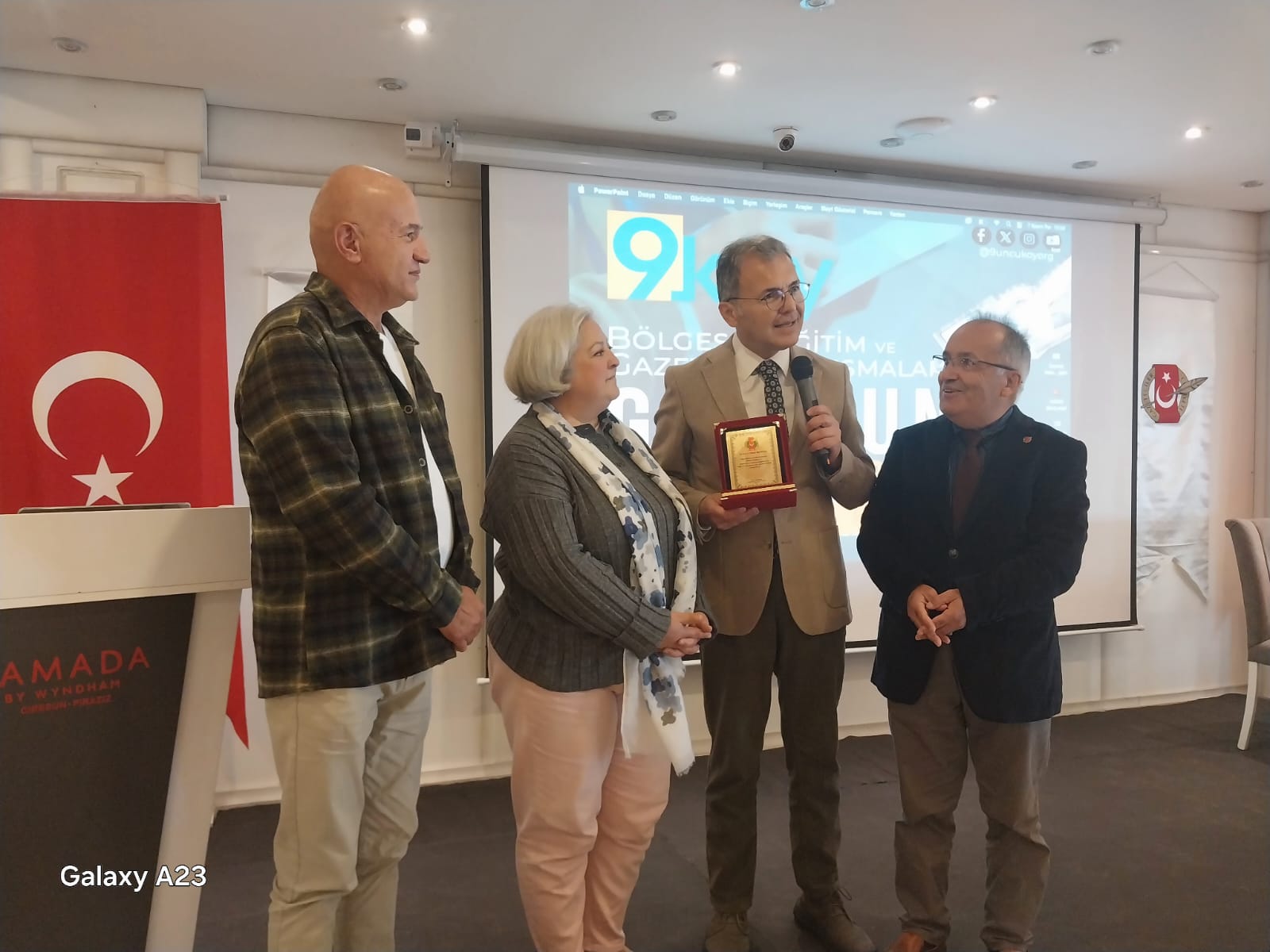 Prof.Dr. Bayraktutan’a Gazeteciler Derneği’nden plaket