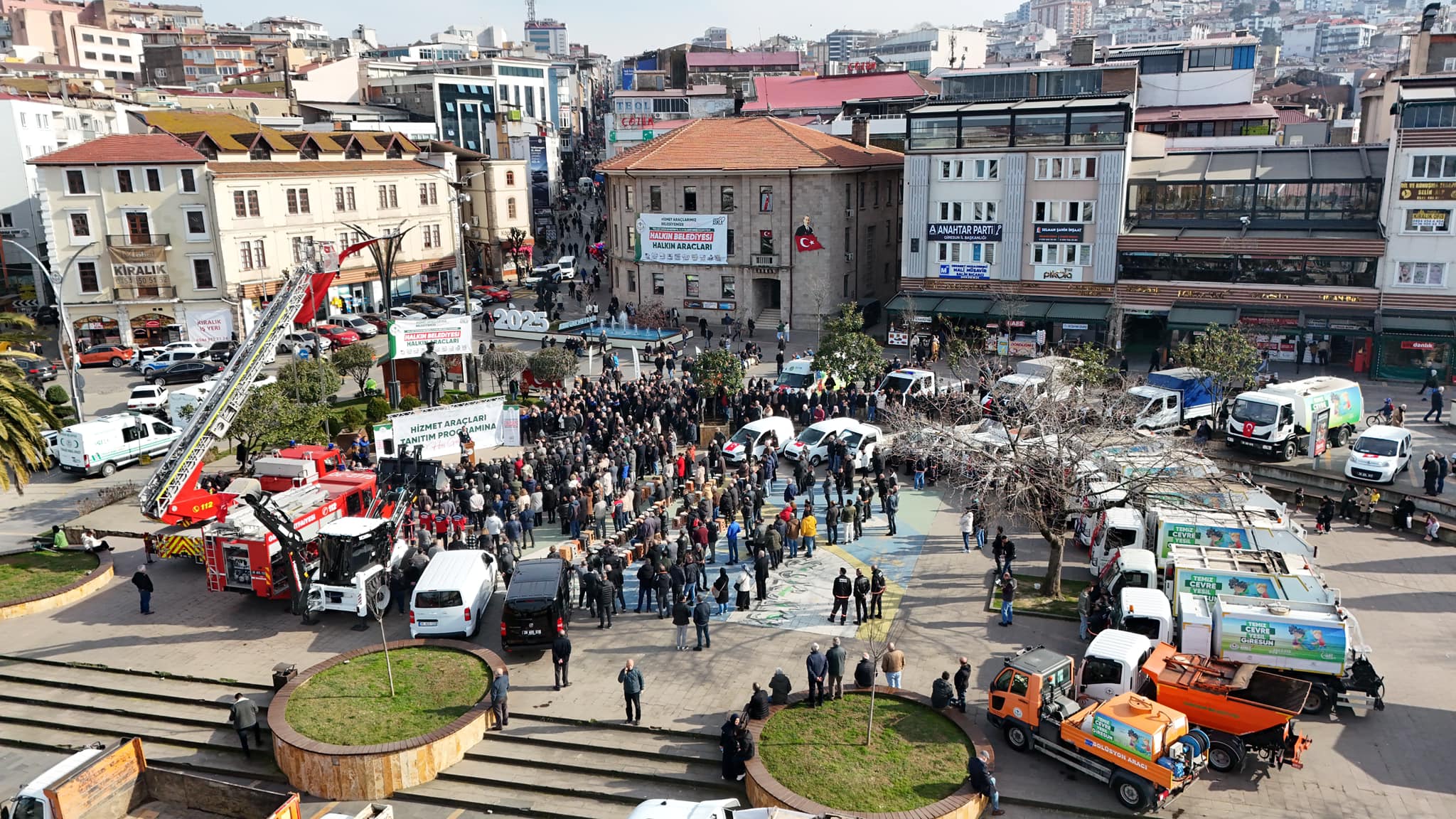 FUAT KÖSE’NİN BELEDİYEYE KAZANDIRDIĞI ARAÇLAR ATATÜRK MEYDANI’NA SIĞMADI